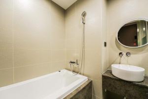 Koupelna v ubytování Coco Hotel