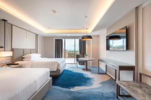 Postel nebo postele na pokoji v ubytování Putrajaya Marriott Hotel