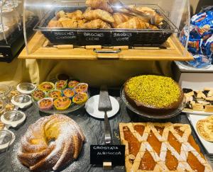 een vitrine met verschillende soorten gebak en taarten bij Hotel Ghironi in La Spezia