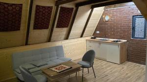 a living room with a couch and a table at Cottage Merisi inn in Gundauri