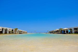 阿萊曼的住宿－Le Sidi Cabana ( hacienda bay )，享有海滩美景,设有房屋和水