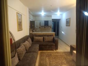 a living room with a couch and a kitchen at قريه سورتلاج مرسي مطرح الفيو المميز in Marsa Matruh