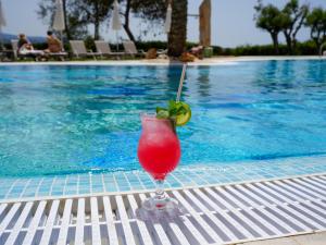 Бассейн в Thalassa Boutique Hotel & Spa или поблизости
