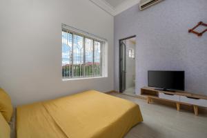 KLy Apartment Hotel的电视和/或娱乐中心