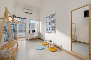 KLy Apartment Hotel的电视和/或娱乐中心