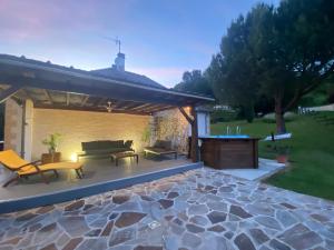 Κήπος έξω από το Jolie maison en plein pays vert.