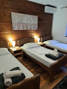 Rooms Baranjska Oaza tesisinde bir odada yatak veya yataklar