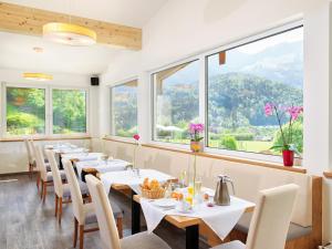 Ein Garten an der Unterkunft Hotel Hanauerlehen - ruhige & zentrale Top-Lage - mit Schwimmbad, Sauna, Parkplätze & Café - bayerischer Familienbetrieb