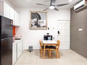 喬治市的住宿－3 Concordia @ Gurney，厨房配有桌椅和冰箱。