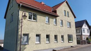 ein Gebäude mit einem Straßenlicht auf der Seite in der Unterkunft Ferienwohnung Saalfeld - Sommerfrische Burkersdorf in Saalfeld