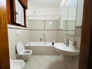 Un baño con inodoro, lavabo y bañera. en Venice Popular Stay, en Mestre