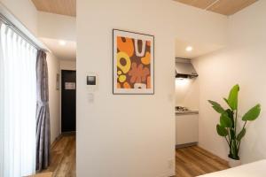 un pasillo con una pintura en la pared en KISETSU Omori II, en Tokio