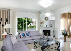 A seating area at Villa Plumeria Flower