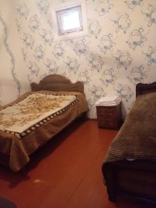 una camera con un letto e un comò di Iamze's Guest House a Mestia