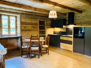 a kitchen and dining room with a table and chairs at Ospitalità rurale familiare Land Wasser in Varallo