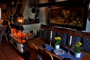 a dining room with a table and a fireplace at Altfraenkische Weinstube in Rothenburg ob der Tauber