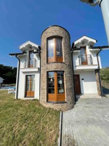 Vrnjačka BanjaにあるRoyal King Villa 2の屋上に2つのバルコニーがある大きなレンガ造りの家