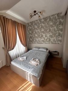 Vrnjačka BanjaにあるRoyal King Villa 2のベッドと窓のある小さな寝室 +6枚の写真