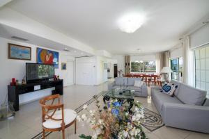 A seating area at Villa Plumeria Flower