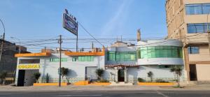 利马Hostal Private-Lima Aiport的街道边的一栋建筑