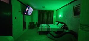 Hostal Private-Lima Aiport的电视和/或娱乐中心