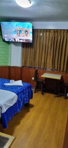 Hostal Private-Lima Aiport的电视和/或娱乐中心
