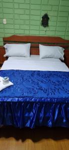 un letto blu e bianco in una stanza di Hostal Private-Lima Aiport a Lima