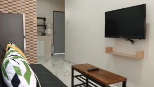TV a/nebo společenská místnost v ubytování Modern Bangtao Studio