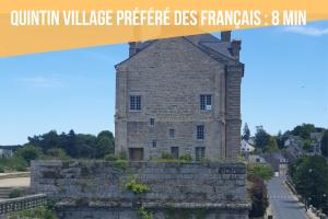 an image of a building with a banner that reads summit village preference preference des frameworks at Gîte Thera Cottage 3 étoiles in Le Vieux-Bourg