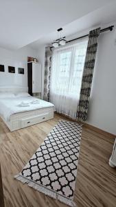 una camera con un letto e una grande finestra di Luxury ap 2 rooms - AB House a Lunca Cetăţuii