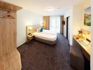 Ein Bett oder Betten in einem Zimmer der Unterkunft Hotel Hanauerlehen - ruhige & zentrale Top-Lage - mit Schwimmbad, Sauna, Parkplätze & Café - bayerischer Familienbetrieb