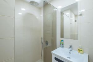 Koupelna v ubytování Top Location, Brand New 3 BDRM Apt & Free parking + 32 fotografií