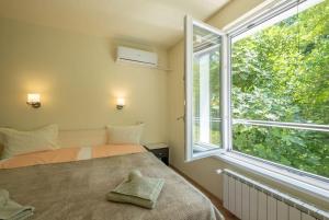 Postel nebo postele na pokoji v ubytování Top Location, Brand New 3 BDRM Apt & Free parking
