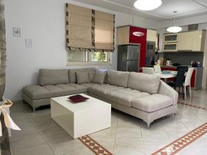 Una cocina o cocineta en A cozy duplex in the Lalzi Bay
