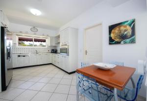 A kitchen or kitchenette at Villa Plumeria Flower