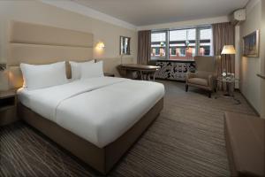 1 cama blanca grande en una habitación de hotel en DoubleTree by Hilton Hannover Schweizerhof, en Hannover