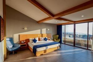 Postel nebo postele na pokoji v ubytování Majestic Byblos Grand Hotel