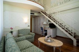 TV a/nebo společenská místnost v ubytování Suite Hotel Nettuno