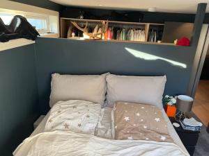 Ένα ή περισσότερα κρεβάτια σε δωμάτιο στο Nydelig leilighet nær sentrum med alle fasiliteter