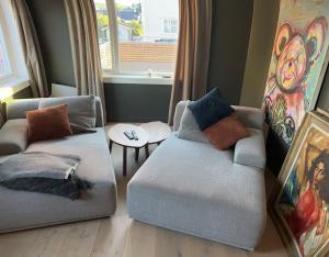 Χώρος καθιστικού στο Nydelig leilighet nær sentrum med alle fasiliteter