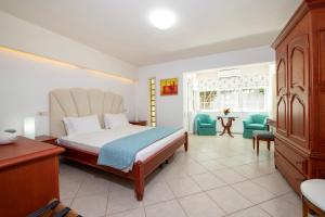 A bed or beds in a room at Villa Plumeria Flower Még 36 kép
