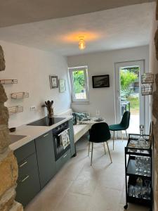 Η κουζίνα ή μικρή κουζίνα στο Steinhaus mit Garten in der Altstadt