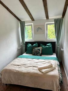 Ένα ή περισσότερα κρεβάτια σε δωμάτιο στο Steinhaus mit Garten in der Altstadt