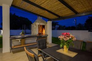 un patio con mesa y chimenea en Villa Benčić by Istrialux, en Rebići