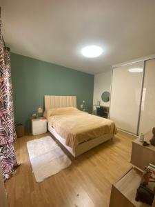 Postel nebo postele na pokoji v ubytování Selini apartment