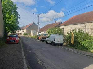 una calle con coches estacionados al costado de la carretera en Le Sanglier Sauvage, en Bussières-lès-Belmont