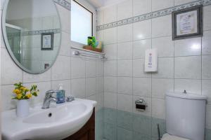 A bathroom at Villa Plumeria Flower