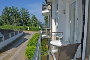 a balcony with a table and chairs on a house at Ferienwohnung Moewennest mit Balkon in Ostseebad Sellin
