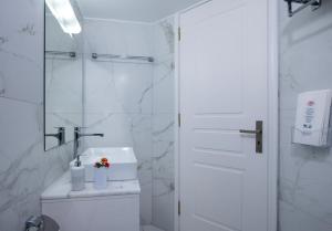 A bathroom at Villa Plumeria Flower