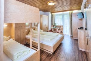 Łóżko lub łóżka w pokoju w obiekcie Kinderhotel Stefan